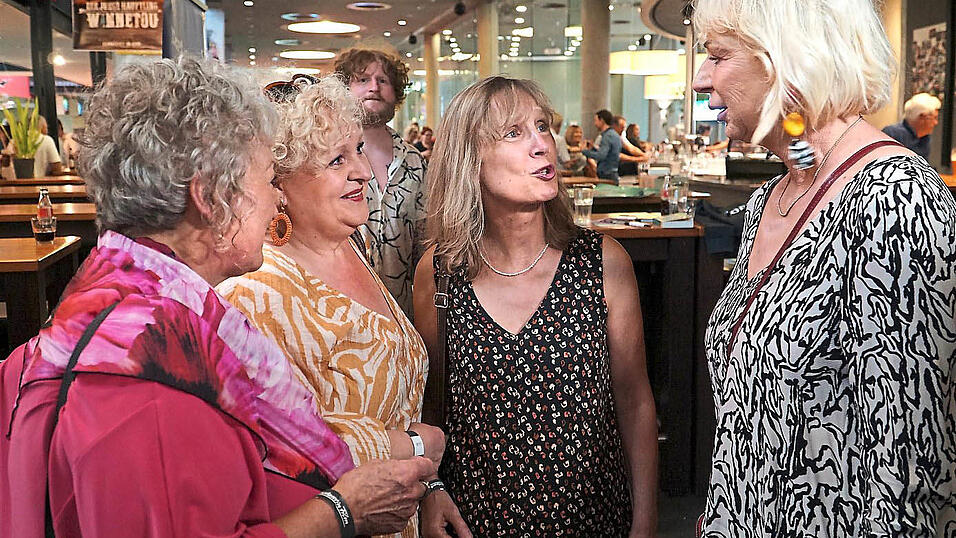 Rita Falks Landshuter Freundinnen sind immer da, wenn die Autorin an ihrem einstigen Wohnort Premiere feiert.