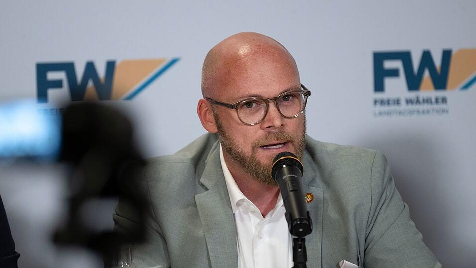 Was am Stammtisch kriminell sei, m&uuml;sse auch im Netz sanktioniert werden k&ouml;nnen, sagt Bayerns Digitalminister Fabian Mehring. (Archivbild)