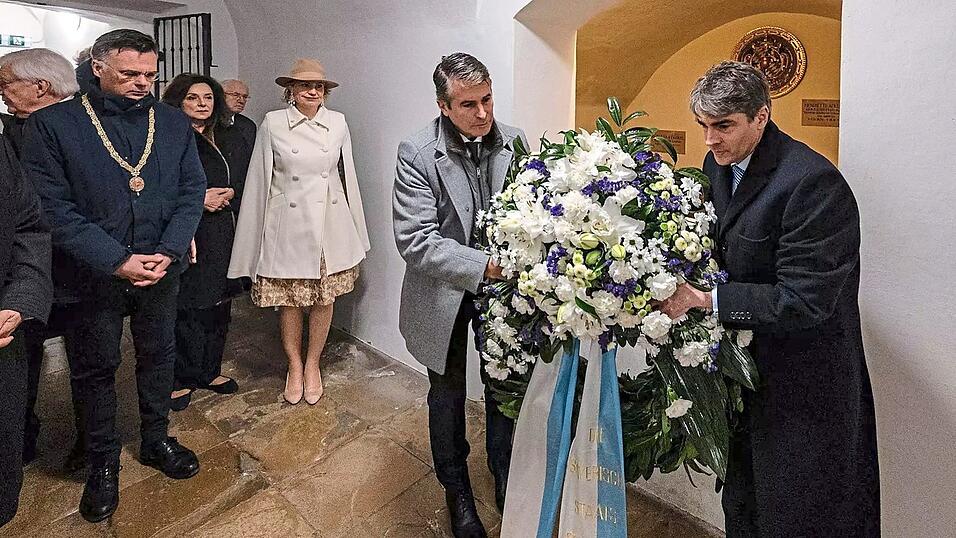 In der Theatinerkirche bei der Kranzniederlegung in der Gruft.