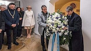 In der Theatinerkirche bei der Kranzniederlegung in der Gruft.