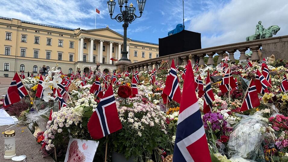 Der Schlossplatz in Oslo verwandelte sich in ein Blumenmeer. Der Schlossplatz in Oslo verwandelte sich in ein Blumenmeer.