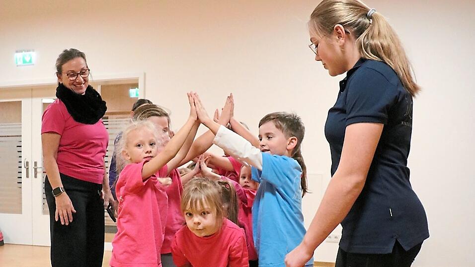 Mit Musik macht Bewegung noch mehr Spa&szlig; - durch den Tunnel und hinten wieder aufstellen, mit Trainerin Trixi Berg (links) und Co-Trainerin Johanna.