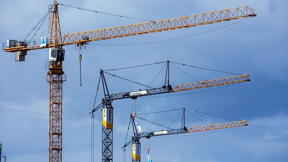 Bürgermeister Helmut Haimerl informierte bei der Bürgerversammlung über das neue Baugebiet in Meidendorf. Bürgermeister Helmut Haimerl informierte bei der Bürgerversammlung über das neue Baugebiet in Meidendorf.