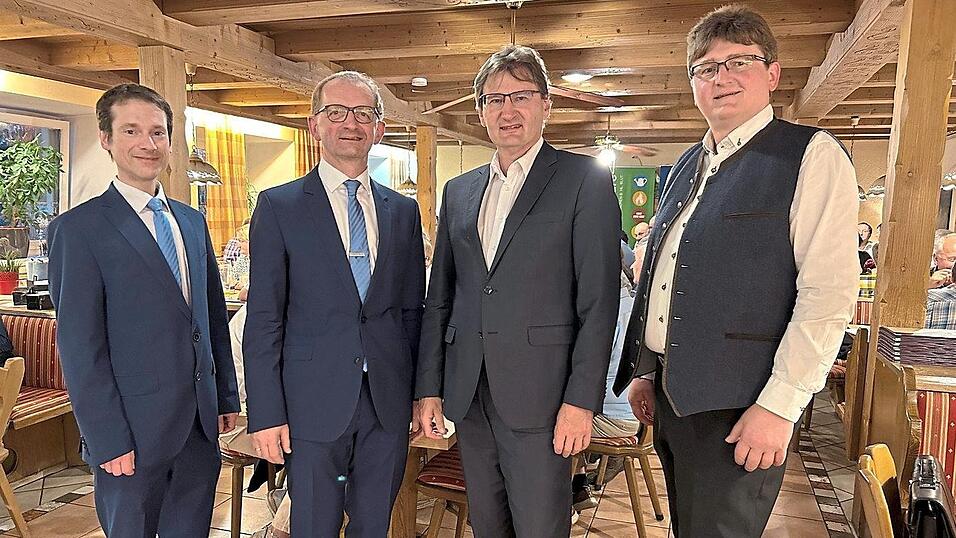 Die Vorst&auml;nde Harald Eisenreich und Franz Wellisch sowie Thomas Kerscher vom Genossenschaftsverband Bayern und Aufsichtsratsvorsitzender Hermann Lamecker (v.l.) standen bei der Vertreterversammlung am Rednerpult.