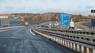 Teils sind schon die Fahrbahnmarkierungen aufgebracht. Etwa ab Ende November dürfte die Fahrbahn Richtung München bereits befahren werden. Gegenüber können dann erst die Fahrahntrenner aus Beton abgebaut werden.