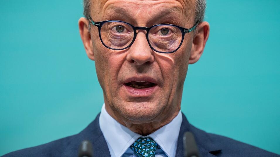 Trotz scharfer Kritik h&auml;lt Unionskanzlerkandidat Friedrich Merz an den Bundestagsantr&auml;gen f&uuml;r eine h&auml;rtere Migrationspolitik fest