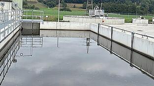 Bis die Kläranlage in Arnstorf generalsaniert ist und in Betrieb gehen kann, wie jene in Roßbach (Bild), werden noch viele Monate ins Land ziehen. Vor allem die Frage der Refinanzierung ist noch nicht geklärt. Bis die Kläranlage in Arnstorf generalsaniert ist und in Betrieb gehen kann, wie jene in Roßbach (Bild), werden noch viele Monate ins Land ziehen. Vor allem die Frage der Refinanzierung ist noch nicht geklärt.