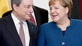 Beide Namen kursieren, wenn es um einen Sondergesandten für Friedensgespräche mit Russland geht. Alt-Kanzlerin Angela Merkel hat sich aber selbst aus dem Rennen genommen. Mario Draghi, ehemals EZB-Präsident, gilt vielen als Retter in der Not. Beide Namen kursieren, wenn es um einen Sondergesandten für Friedensgespräche mit Russland geht. Alt-Kanzlerin Angela Merkel hat sich aber selbst aus dem Rennen genommen. Mario Draghi, ehemals EZB-Präsident, gilt vielen als Retter in der Not.