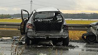 Zwei Menschen starben noch vor Ort an ihren schweren Verletzungen. Zwei Menschen starben noch vor Ort an ihren schweren Verletzungen.
