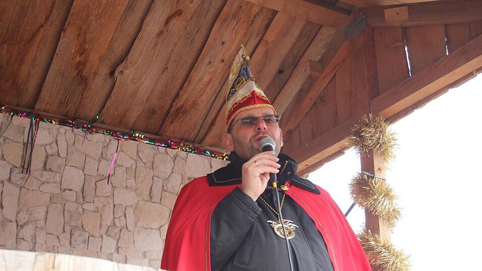 Viele Faschings-Fans haben sich am Samstag den Umzug in Langenbach angesehen. Viele Faschings-Fans haben sich am Samstag den Umzug in Langenbach angesehen.
