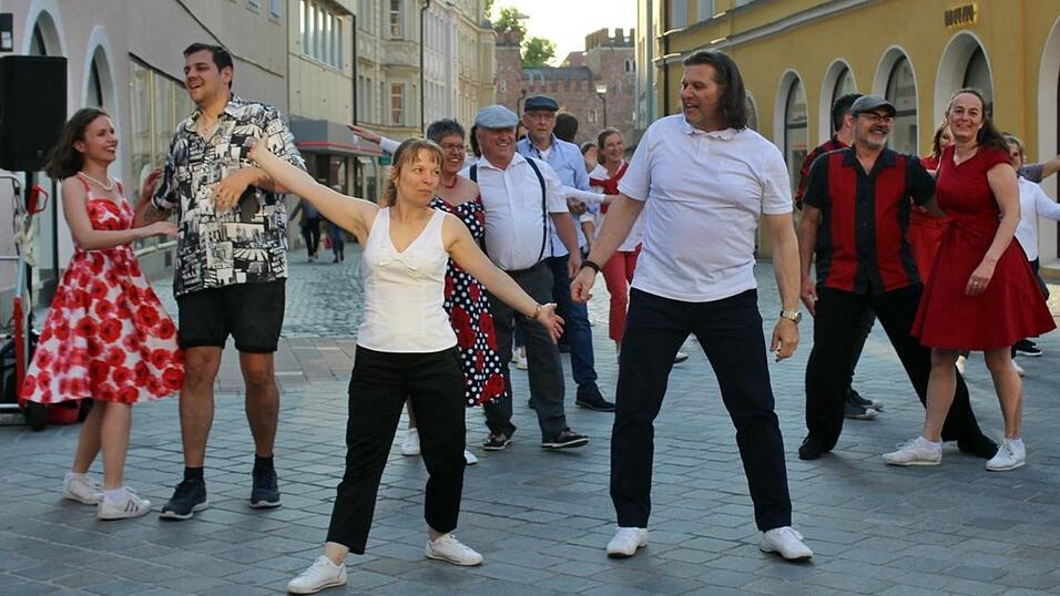 Die tanzbegeisterten Landshuterinnen und Landshuter legten eine hei&szlig;e Sohle aufs Parkett.