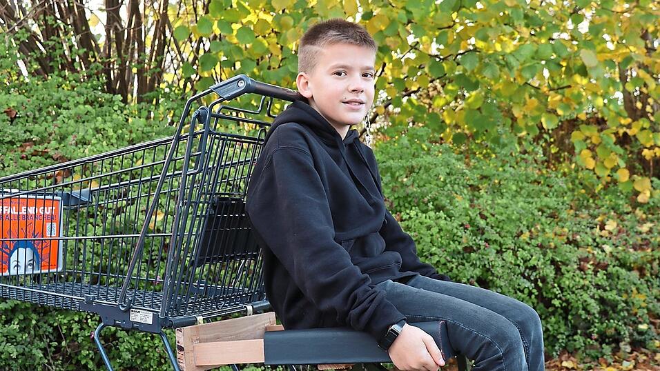 'Bis zu 180 Kilogramm h&auml;lt der Sitz', sagt Simon Rackl stolz. Mit so viel Gewicht hat er ihn getestet.