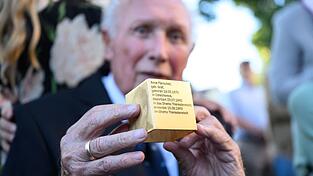 Der Münchner Toni Heilmaier, der zufällig entdeckte, dass seine Großmutter Anna Paroubek Holocaust-Opfer wurde, hält ein Erinnerungszeichen in den Händen. Der Münchner Toni Heilmaier, der zufällig entdeckte, dass seine Großmutter Anna Paroubek Holocaust-Opfer wurde, hält ein Erinnerungszeichen in den Händen.