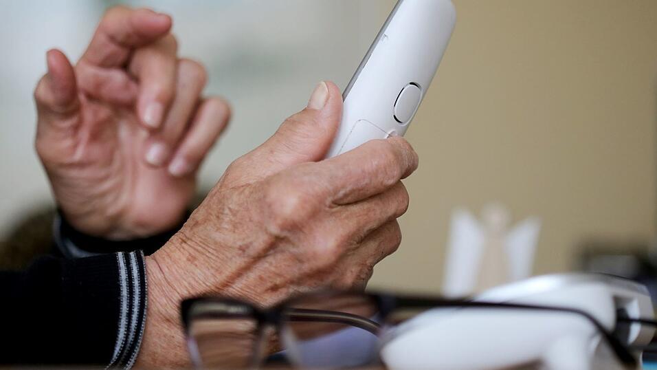 Die Betrüger nehmen nach Angaben der Polizei meist ältere Menschen ins Visier. (Symbolbild) Die Betrüger nehmen nach Angaben der Polizei meist ältere Menschen ins Visier. (Symbolbild)