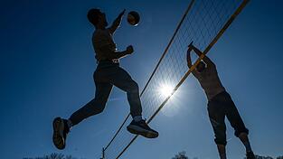 Im Englischen Garten wurde am Freitag bei fr&uuml;hlingshaftem Wetter und strahlendem Sonnenschein schon Volleyball gespielt.