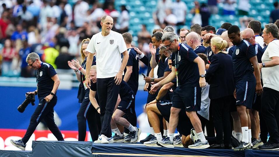 Thomas Tuchel (l) auf dem Podest für den WM-Dritten. Thomas Tuchel (l) auf dem Podest für den WM-Dritten.