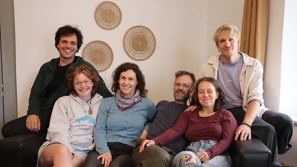 Simon Schmucker (von links), Sarah, Katrin, Michael, Juliana und Andreas sind Teil einer Kuschelgruppe. Nun wollen sie mit einem Nachbarschaftsverein in Steinweg und Stadtamhof Leute zusammenbringen - Leute, die kuscheln wollen, aber auch solche, die sich ganz klassisch ein Päckchen Backpulver oder die fehlenden Eier von den Nachbarn leihen wollen. Simon Schmucker (von links), Sarah, Katrin, Michael, Juliana und Andreas sind Teil einer Kuschelgruppe. Nun wollen sie mit einem Nachbarschaftsverein in Steinweg und Stadtamhof Leute zusammenbringen - Leute, die kuscheln wollen, aber auch solche, die sich ganz klassisch ein Päckchen Backpulver oder die fehlenden Eier von den Nachbarn leihen wollen.