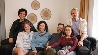 Simon Schmucker (von links), Sarah, Katrin, Michael, Juliana und Andreas sind Teil einer Kuschelgruppe. Nun wollen sie mit einem Nachbarschaftsverein in Steinweg und Stadtamhof Leute zusammenbringen - Leute, die kuscheln wollen, aber auch solche, die sich ganz klassisch ein Päckchen Backpulver oder die fehlenden Eier von den Nachbarn leihen wollen. Simon Schmucker (von links), Sarah, Katrin, Michael, Juliana und Andreas sind Teil einer Kuschelgruppe. Nun wollen sie mit einem Nachbarschaftsverein in Steinweg und Stadtamhof Leute zusammenbringen - Leute, die kuscheln wollen, aber auch solche, die sich ganz klassisch ein Päckchen Backpulver oder die fehlenden Eier von den Nachbarn leihen wollen.