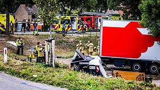 Rettungskräfte am Unfallort: Zehn Krankenwagen und ein Hubschrauber sind im Einsatz. Rettungskräfte am Unfallort: Zehn Krankenwagen und ein Hubschrauber sind im Einsatz.