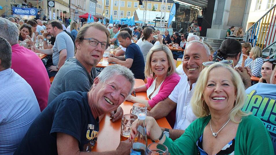 Viele Landshuter genossen ihren Freitagabend auf dem Bismarckplatzfest.