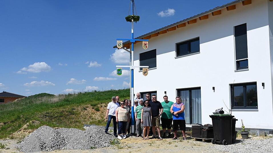 Dieses Jahr bekam die aktive Kassierin Joanna Bonder-Jenczmionka des Bodenkirchener Gartenbauvereins mit ihrem Mann Marcin das Traditions-Stangerl in den Vorgarten gestellt. Dieses Jahr bekam die aktive Kassierin Joanna Bonder-Jenczmionka des Bodenkirchener Gartenbauvereins mit ihrem Mann Marcin das Traditions-Stangerl in den Vorgarten gestellt.