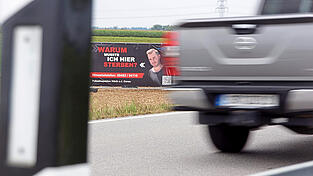 Dieses Banner hat die Polizei zwischen Sünching und Riekofen aufgestellt, in einem Acker an der Landstraße.
