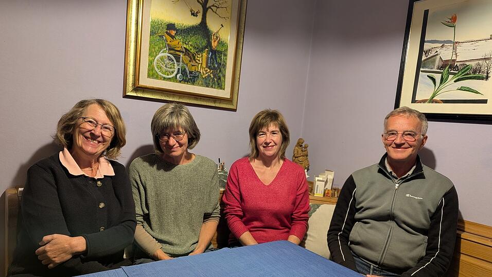 Die Pfarrgemeinderatssprecherinnen aus Viechtach, Prackenbach und Moosbach, Gabriele Atzinger (v.l.), Margit Eidenschink und Judith Schedlbauer tauschten mit Pfarrer Werner Konrad bisherige Erfahrungen aus. Die Pfarrgemeinderatssprecherinnen aus Viechtach, Prackenbach und Moosbach, Gabriele Atzinger (v.l.), Margit Eidenschink und Judith Schedlbauer tauschten mit Pfarrer Werner Konrad bisherige Erfahrungen aus.