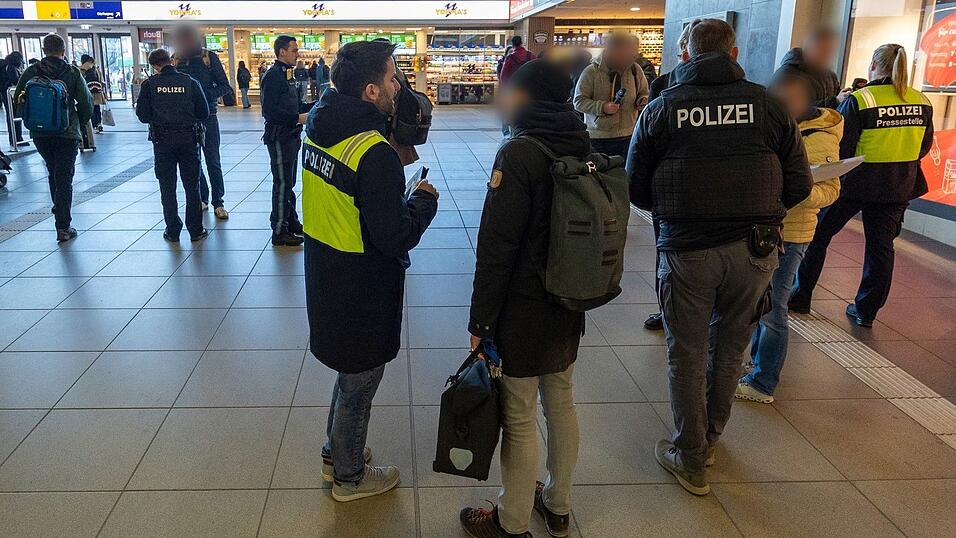 Die Polizei sucht noch nach Zeugen der Gewalttat.