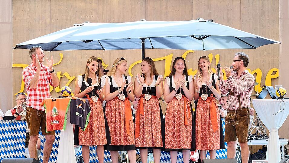 Die Teampräsentation der Zweitliga-Volleyballerinnen von NawaRo Straubing verstärkt bei den Fans die Vorfreude auf die neue Saison. Mit dabei ist sogar Trainer Roland Schwab (l.). Der weilt eigentlich bei der österreichischen Nationalmannschaft, ist für den Auftritt im Festzelt Krönner aber extra angereist. Die Teampräsentation der Zweitliga-Volleyballerinnen von NawaRo Straubing verstärkt bei den Fans die Vorfreude auf die neue Saison. Mit dabei ist sogar Trainer Roland Schwab (l.). Der weilt eigentlich bei der österreichischen Nationalmannschaft, ist für den Auftritt im Festzelt Krönner aber extra angereist.