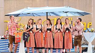 Die Teampräsentation der Zweitliga-Volleyballerinnen von NawaRo Straubing verstärkt bei den Fans die Vorfreude auf die neue Saison. Mit dabei ist sogar Trainer Roland Schwab (l.). Der weilt eigentlich bei der österreichischen Nationalmannschaft, ist für den Auftritt im Festzelt Krönner aber extra angereist. Die Teampräsentation der Zweitliga-Volleyballerinnen von NawaRo Straubing verstärkt bei den Fans die Vorfreude auf die neue Saison. Mit dabei ist sogar Trainer Roland Schwab (l.). Der weilt eigentlich bei der österreichischen Nationalmannschaft, ist für den Auftritt im Festzelt Krönner aber extra angereist.