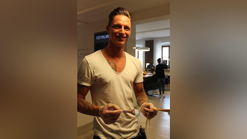 Friseurmeister Maximilian Gr&uuml;nberger von Gr&uuml;nberger 'the professional Art of hair' in Landshut, erkl&auml;rt, wie 'Granny Hair' gemacht wird.