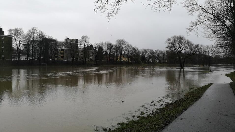 Die Flutmulde ist gesperrt, weil die Pfettrach &uuml;ber die Ufer getreten ist.