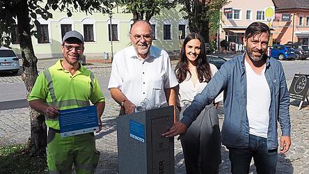 Bürgermeister Rolf-Peter Holzleitner testete den Trinkwasserbrunnen.