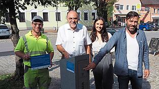 Bürgermeister Rolf-Peter Holzleitner testete den Trinkwasserbrunnen.