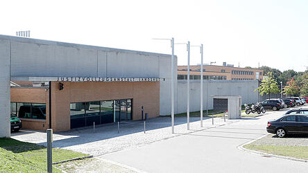 &Uuml;blicherweise versorgt sich die JVA Landshut mit einer eigenen K&uuml;che. W&auml;hrend der Reparaturarbeiten versorgt ein Catering-Dienst Insassen und Bedienstete mit Mahlzeiten.