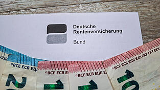 Für eine verpflichtende kapitalgedeckte Zusatzrente sollen die Rentenbeiträge künftig um weitere zwei Prozentpunkte steigen, rät die Rentenkommission. Für eine verpflichtende kapitalgedeckte Zusatzrente sollen die Rentenbeiträge künftig um weitere zwei Prozentpunkte steigen, rät die Rentenkommission.