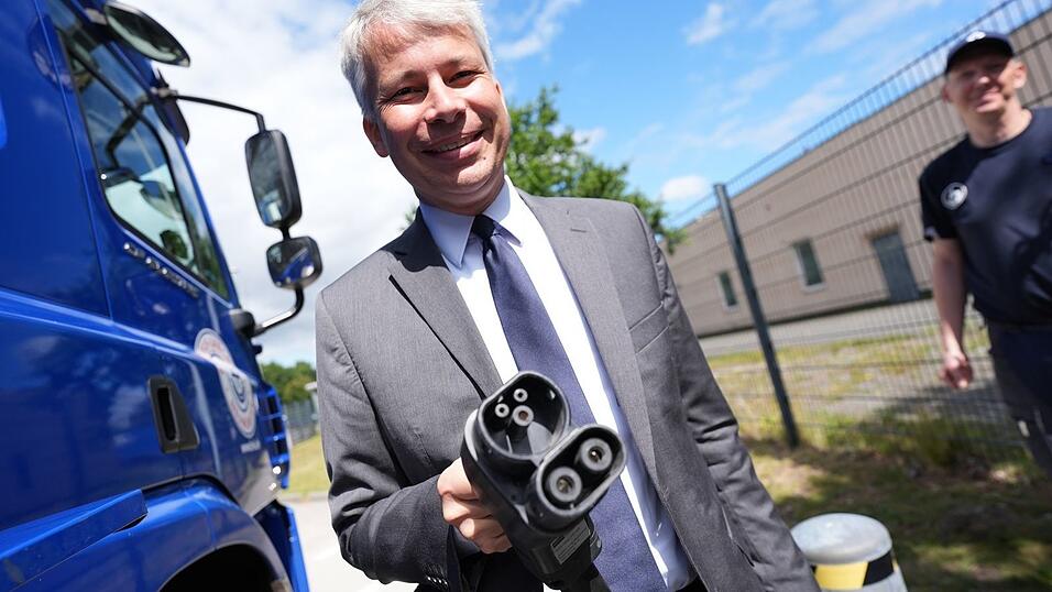 Verkehrsminister Bilger lie&szlig; sich einen E-Lkw zeigen.