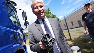 Verkehrsminister Bilger ließ sich einen E-Lkw zeigen. Verkehrsminister Bilger ließ sich einen E-Lkw zeigen.