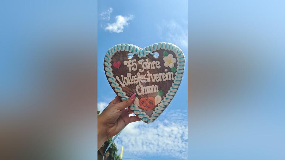 Marion Schieder, bekannte Moderatorin bei Antenne Bayern, besuchte am Donnerstag das Chamer Volksfest. Marion Schieder, bekannte Moderatorin bei Antenne Bayern, besuchte am Donnerstag das Chamer Volksfest.