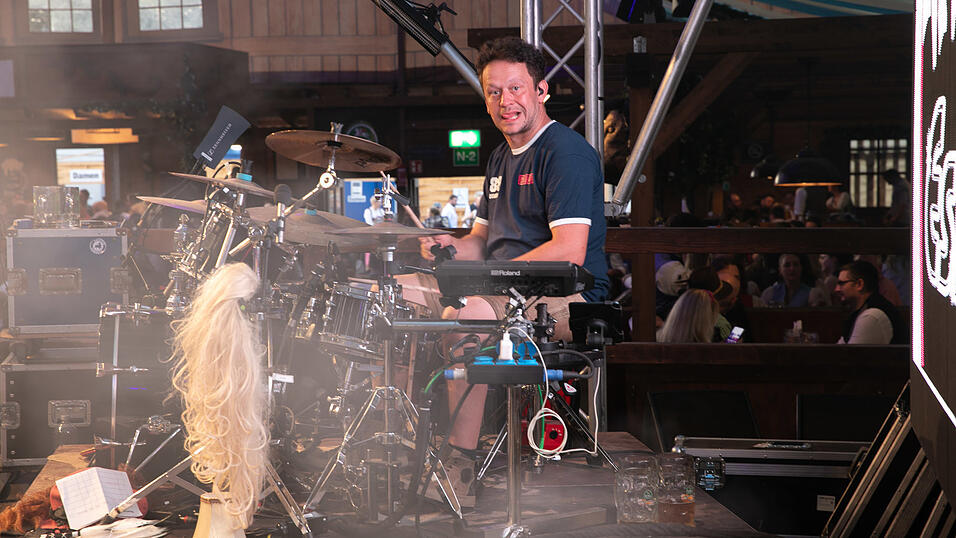 Die Partybilder vom Montag, 11. August, aus dem Festzelt Wenisch. Die Partybilder vom Montag, 11. August, aus dem Festzelt Wenisch.