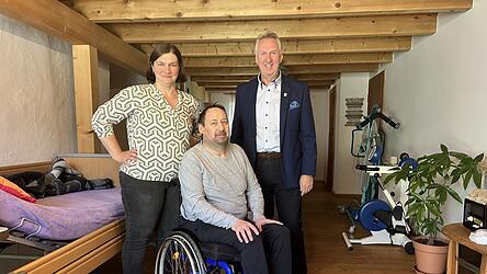 Michaela und Karl Hecht zusammen mit Helmut Plenk (rechts), Kreisgeschäftsführer des Sozialverbands VdK in Deggendorf. Er begleitet die Familie seit Karls Erkrankung.