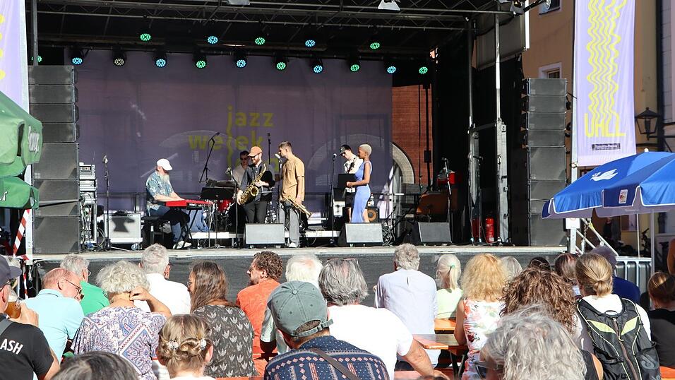 Nach dem Auftakt am Donnerstagabend im Gewerbepark hat das Jazzweekend am späten Freitagnachmittag dann auch die Altstadt komplett in Beschlag genommen. Nach dem Auftakt am Donnerstagabend im Gewerbepark hat das Jazzweekend am späten Freitagnachmittag dann auch die Altstadt komplett in Beschlag genommen.
