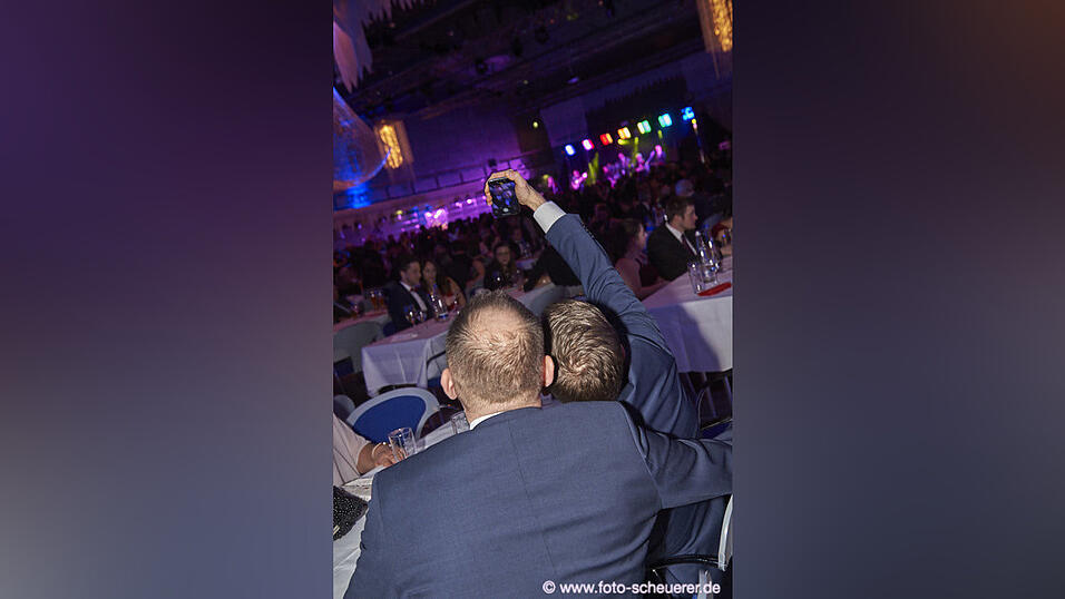 Die Metzgerzunft hat am Samstagabend in die Joseph-von-Fraunhofer-Halle eingeladen. Die Metzgerzunft hat am Samstagabend in die Joseph-von-Fraunhofer-Halle eingeladen.