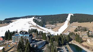 So richtiges Winterfeeling ist in vielen Skigebieten insbesondere in den Mittelgebirgen kaum noch gegeben. (Archivbild)