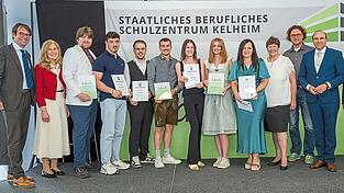 Die besten Absolventinnen und Absolventen der Berufsschule Kelheim.