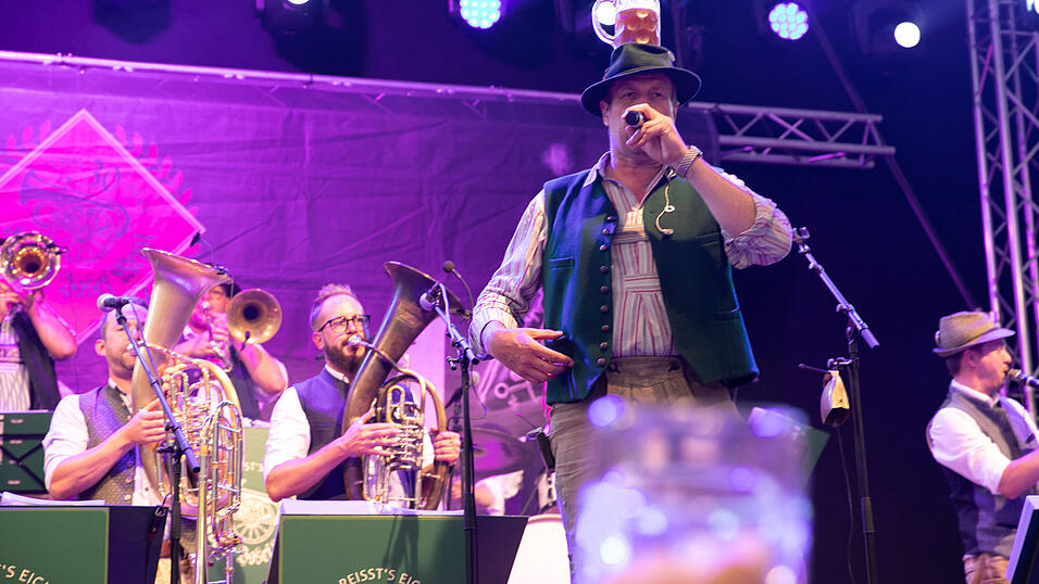 Echte Blasmusikfans lie&szlig;en sich den Montagabend im Festzelt Weckmann nicht entgehen.