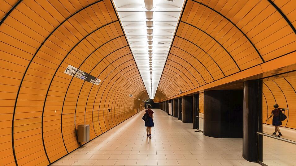 Nur 22 von rund 600 jungen Frauen haben in einer Umfrage angegeben, sich nachts im Münchner ÖPNV sicher zu fühlen. Nur 22 von rund 600 jungen Frauen haben in einer Umfrage angegeben, sich nachts im Münchner ÖPNV sicher zu fühlen.