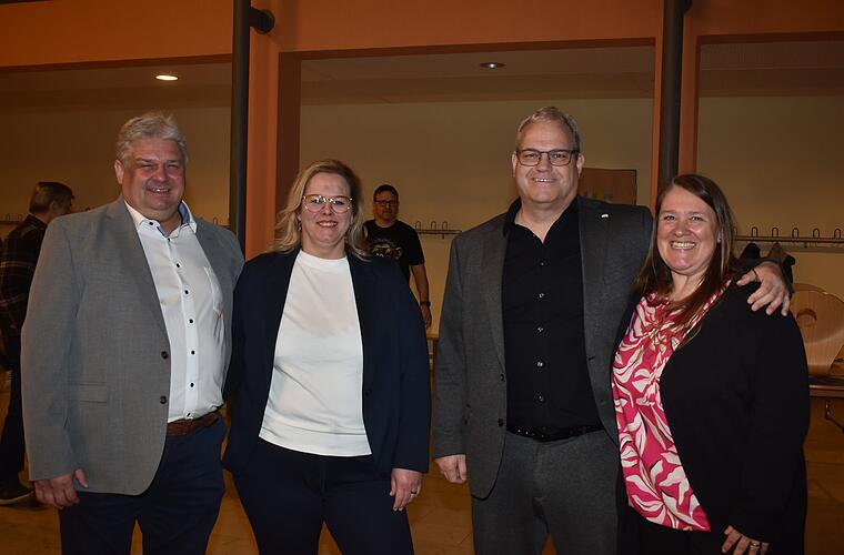 Sie sind die Zwischen-Wahlsieger und gehen in die Stichwahl: Martin Georg Fischer (rechts) und Andreas Kletzmeier (links) am Sonntag in der &bdquo;Wahlzentrale&ldquo; jeweils mit Gattin.