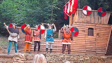 Voller Tatendrang stechen die Wikinger in See. Voller Tatendrang stechen die Wikinger in See.