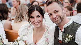 Im Festzelt Wenisch fand die Hochzeitsfeier von Dominik und Julia statt, musikalisch begleitet von den Straubinger Volksfestmusikanten. Im Festzelt Wenisch fand die Hochzeitsfeier von Dominik und Julia statt, musikalisch begleitet von den Straubinger Volksfestmusikanten.